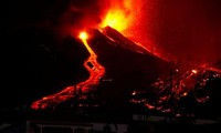 Núi lửa Cumbre Vieja phun trào dòng dung nham nóng bỏng xuống đảo La Palma của Tây Ban Nha. 