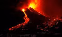 Núi lửa Cumbre Vieja phun trào dòng dung nham nóng bỏng xuống đảo La Palma của Tây Ban Nha. 