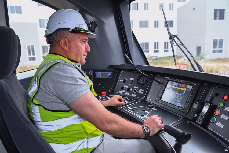 Nguoi dan tham quan tau Metro Nhon - ga Ha Noi anh 8