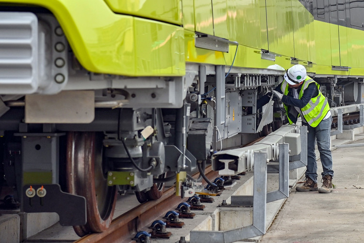 Nguoi dan tham quan tau Metro Nhon - ga Ha Noi anh 2