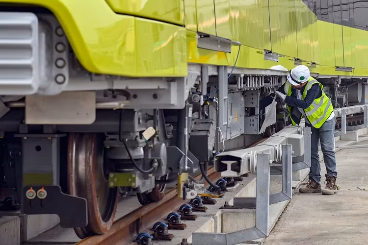 Nguoi dan tham quan tau Metro Nhon - ga Ha Noi anh 2