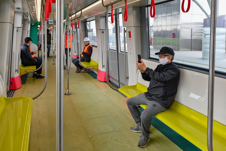 Nguoi dan tham quan tau Metro Nhon - ga Ha Noi anh 9