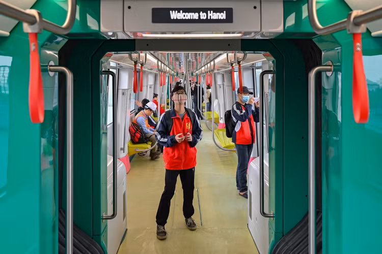 Nguoi dan tham quan tau Metro Nhon - ga Ha Noi anh 6