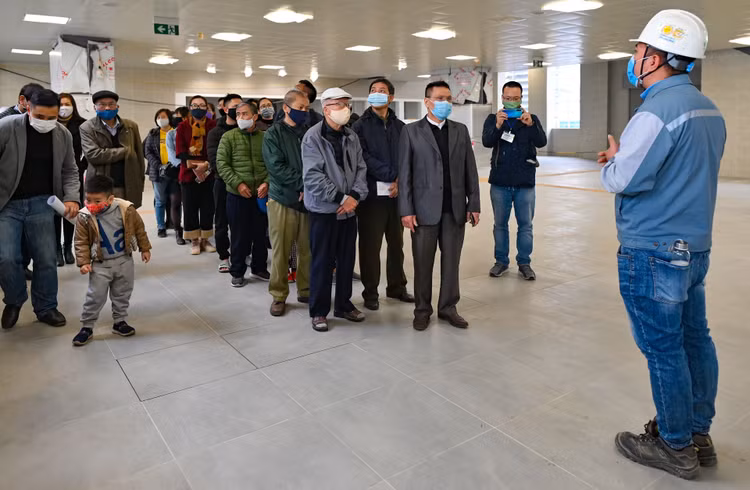 Nguoi dan tham quan tau Metro Nhon - ga Ha Noi anh 4