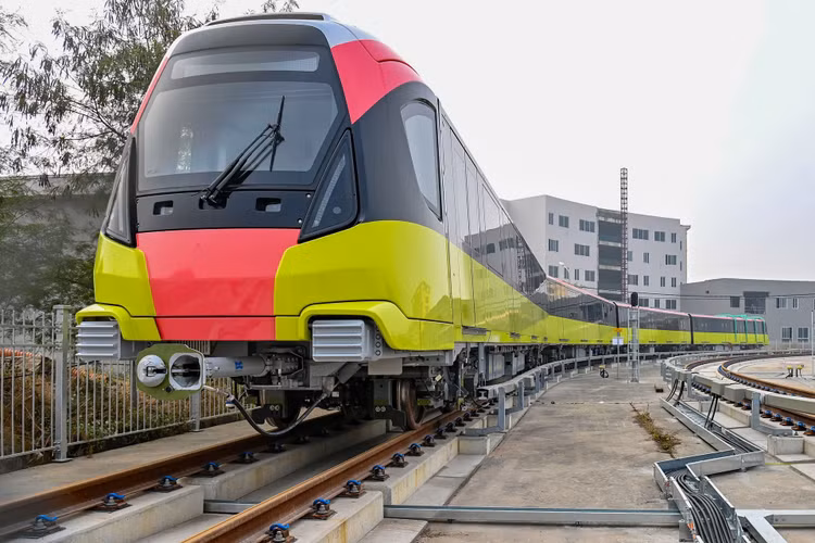 Nguoi dan tham quan tau Metro Nhon - ga Ha Noi anh 1