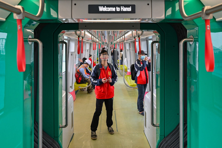 Nguoi dan tham quan tau Metro Nhon - ga Ha Noi anh 6