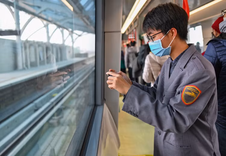 Nguoi dan tham quan tau Metro Nhon - ga Ha Noi anh 7