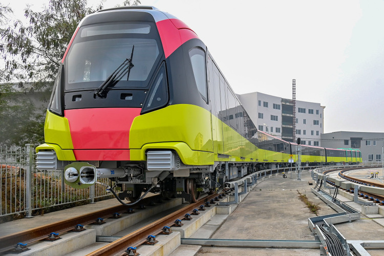 Nguoi dan tham quan tau Metro Nhon - ga Ha Noi anh 1