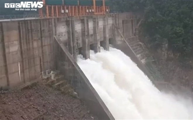 Xả lũ cuốn trôi 28 bộ hài cốt, thuỷ điện Thượng Nhật đền bù dân 100 triệu đồng - 2