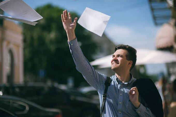 Có một bộ phận dân văn phòng Mỹ chán nản với áp lực công việc nên đang muốn nghỉ, để chọn lối sống YOLO. Ảnh: Thestar.