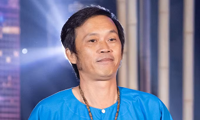 Hoài Linh biểu diễn trong một đêm nhạc ủng hộ tuyến đầu chống dịch tháng 8/2020. Ảnh: Sen Vàng.