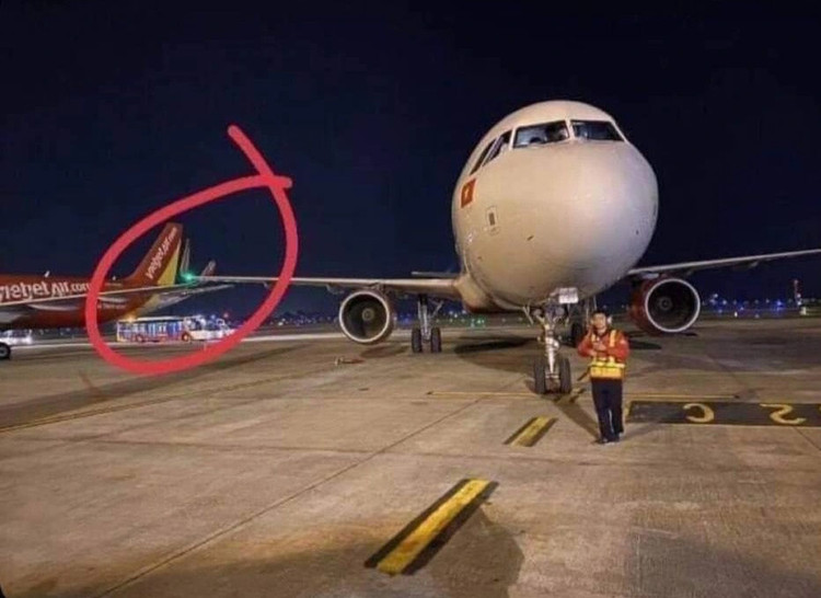 Hai máy bay va chạm tại Nội Bài, phi công bị tịch thu bằng lái - 1