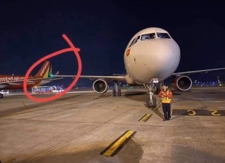 Hai máy bay va chạm tại Nội Bài, phi công bị tịch thu bằng lái - 1