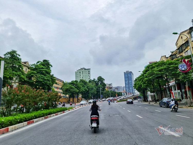 Hình ảnh đường phố Hà Nội ngày siết chặt 'ai ở đâu ở yên đó'