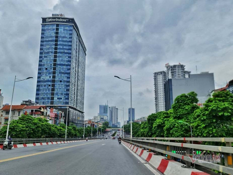 Hình ảnh đường phố Hà Nội ngày siết chặt 'ai ở đâu ở yên đó'