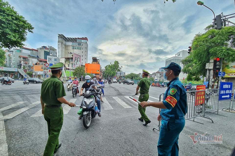 Hình ảnh đường phố Hà Nội ngày siết chặt 'ai ở đâu ở yên đó'