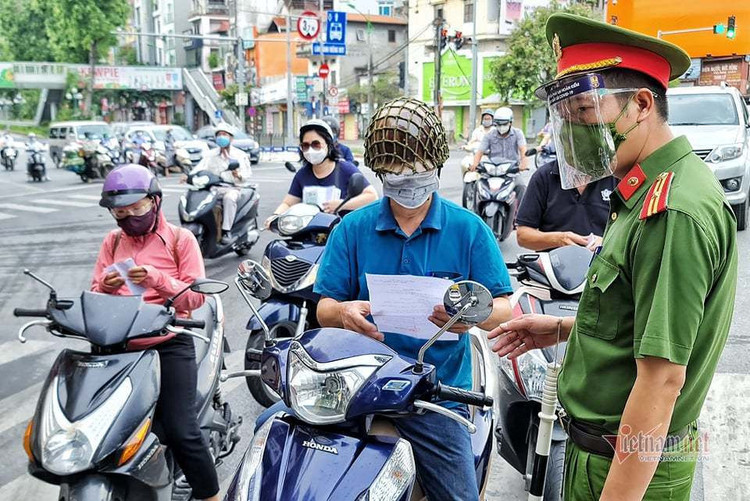 Hình ảnh đường phố Hà Nội ngày siết chặt 'ai ở đâu ở yên đó'