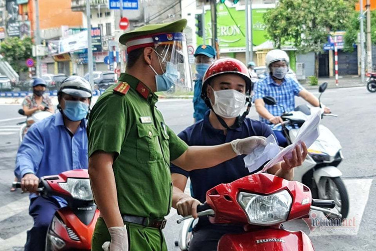 Hình ảnh đường phố Hà Nội ngày siết chặt 'ai ở đâu ở yên đó'