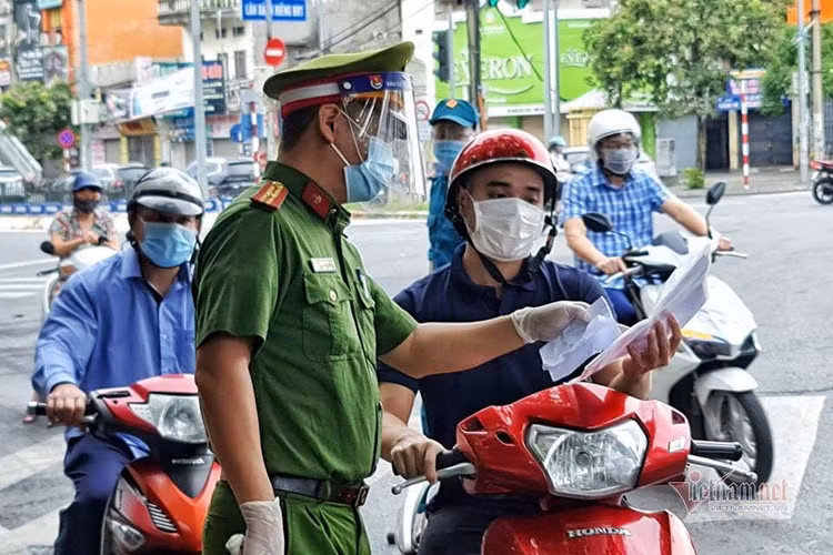 Hình ảnh đường phố Hà Nội ngày siết chặt 'ai ở đâu ở yên đó'