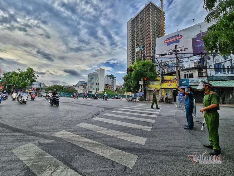 Hình ảnh đường phố Hà Nội ngày siết chặt 'ai ở đâu ở yên đó'