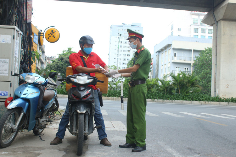 Hình ảnh đường phố Hà Nội ngày siết chặt 'ai ở đâu ở yên đó'