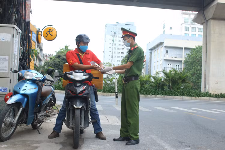 Hình ảnh đường phố Hà Nội ngày siết chặt 'ai ở đâu ở yên đó'