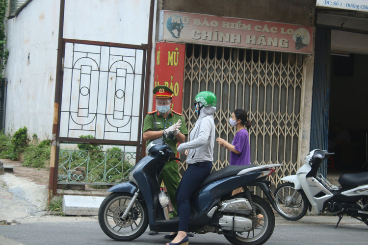 Hình ảnh đường phố Hà Nội ngày siết chặt 'ai ở đâu ở yên đó'