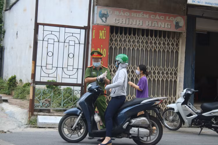 Hình ảnh đường phố Hà Nội ngày siết chặt 'ai ở đâu ở yên đó'