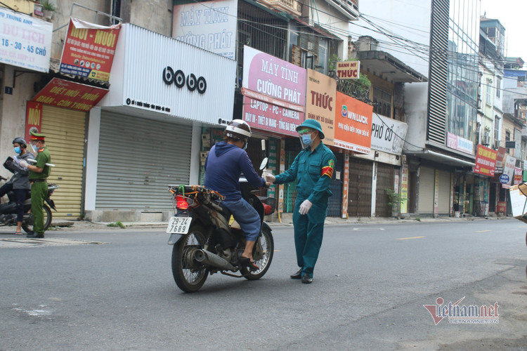 Hình ảnh đường phố Hà Nội ngày siết chặt 'ai ở đâu ở yên đó'