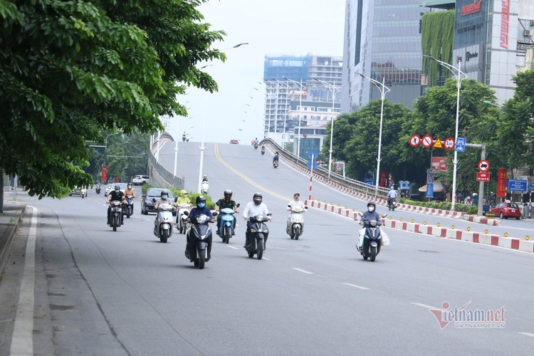 Hình ảnh đường phố Hà Nội ngày siết chặt 'ai ở đâu ở yên đó'