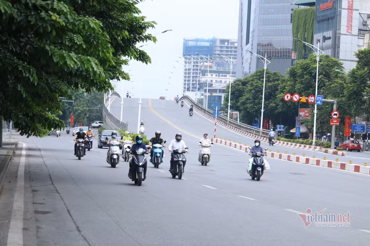 Hình ảnh đường phố Hà Nội ngày siết chặt 'ai ở đâu ở yên đó'
