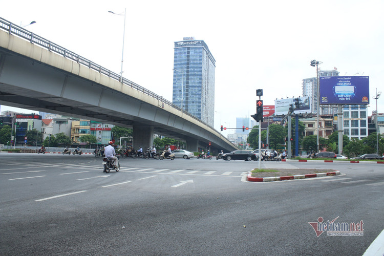 Hình ảnh đường phố Hà Nội ngày siết chặt 'ai ở đâu ở yên đó'
