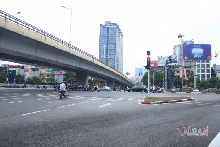 Hình ảnh đường phố Hà Nội ngày siết chặt 'ai ở đâu ở yên đó'