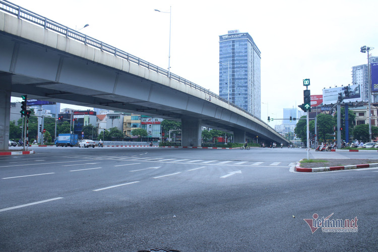 Hình ảnh đường phố Hà Nội ngày siết chặt 'ai ở đâu ở yên đó'