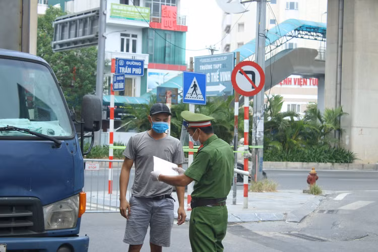 Hình ảnh đường phố Hà Nội ngày siết chặt 'ai ở đâu ở yên đó'