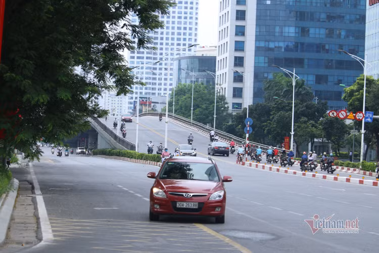 Hình ảnh đường phố Hà Nội ngày siết chặt 'ai ở đâu ở yên đó'