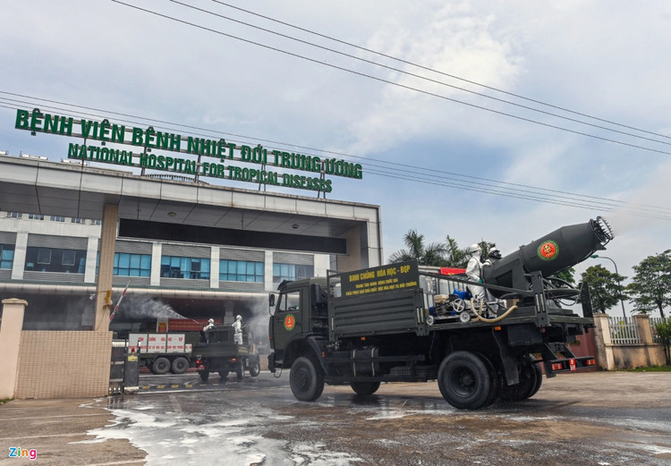 nhan vien y te bi tan cong anh 1