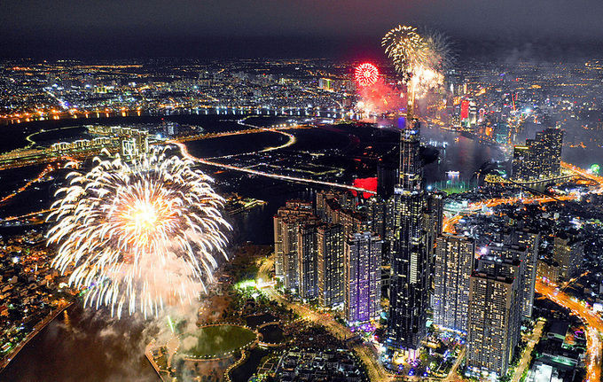 Pháo hoa được bắn ở toà nhà Landmark 81 mừng thống nhất đất nước 30/4/2019. Ảnh: Hữu Khoa.