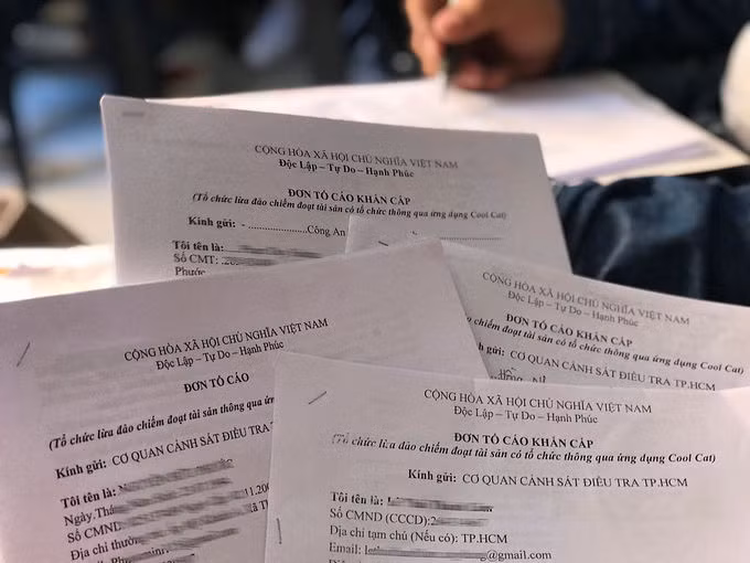 Ùn ùn đơn tố cáo Coolcat gửi tới cơ quan công an. Ảnh: Việt Anh.