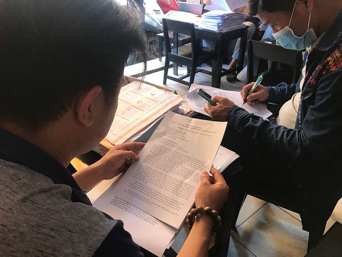 Các nạn nhân trình bày họ đi vay lãi cao để chơi Coolcat. Ảnh: Việt Anh.