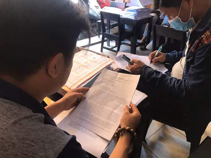 Các nạn nhân trình bày họ đi vay lãi cao để chơi Coolcat. Ảnh: Việt Anh.