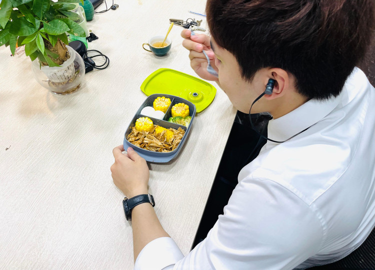 Bữa trưa của dân văn phòng trong mùa dịch COVID-19 ảnh 6