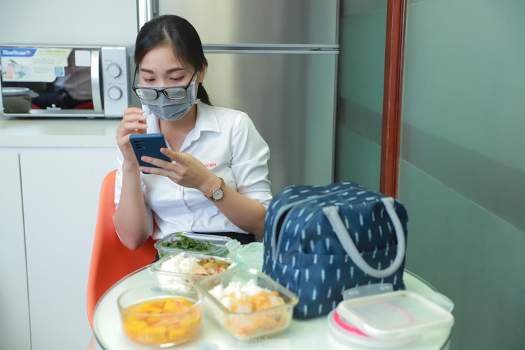 Bữa trưa của dân văn phòng trong mùa dịch COVID-19 ảnh 4