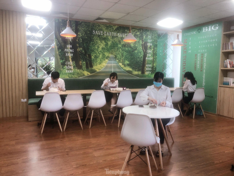 Bữa trưa của dân văn phòng trong mùa dịch COVID-19 ảnh 3