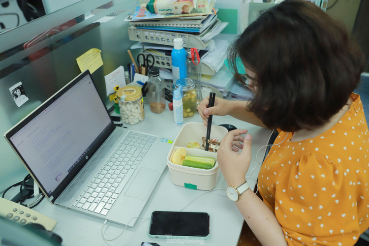 Bữa trưa của dân văn phòng trong mùa dịch COVID-19 ảnh 11