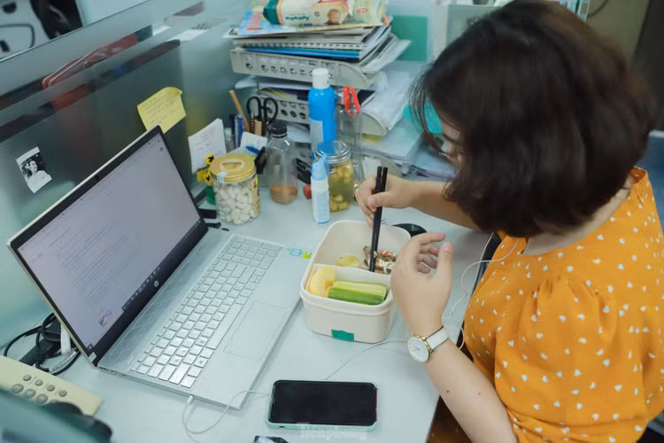 Bữa trưa của dân văn phòng trong mùa dịch COVID-19 ảnh 11