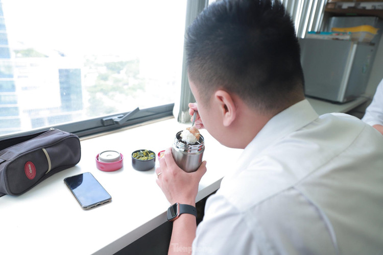 Bữa trưa của dân văn phòng trong mùa dịch COVID-19 ảnh 12