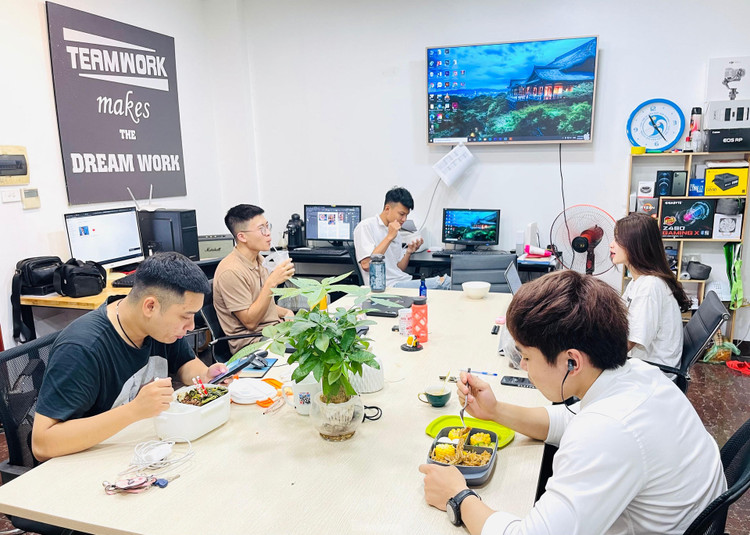 Bữa trưa của dân văn phòng trong mùa dịch COVID-19 ảnh 1