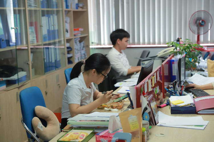 Bữa trưa của dân văn phòng trong mùa dịch COVID-19 ảnh 2