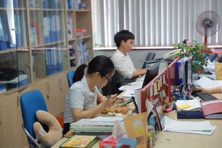 Bữa trưa của dân văn phòng trong mùa dịch COVID-19 ảnh 2